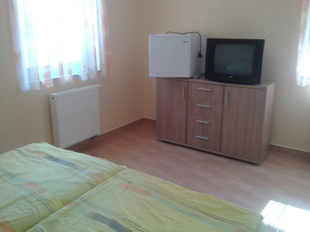 Határmenti Vendégház Zsira Habitación foto