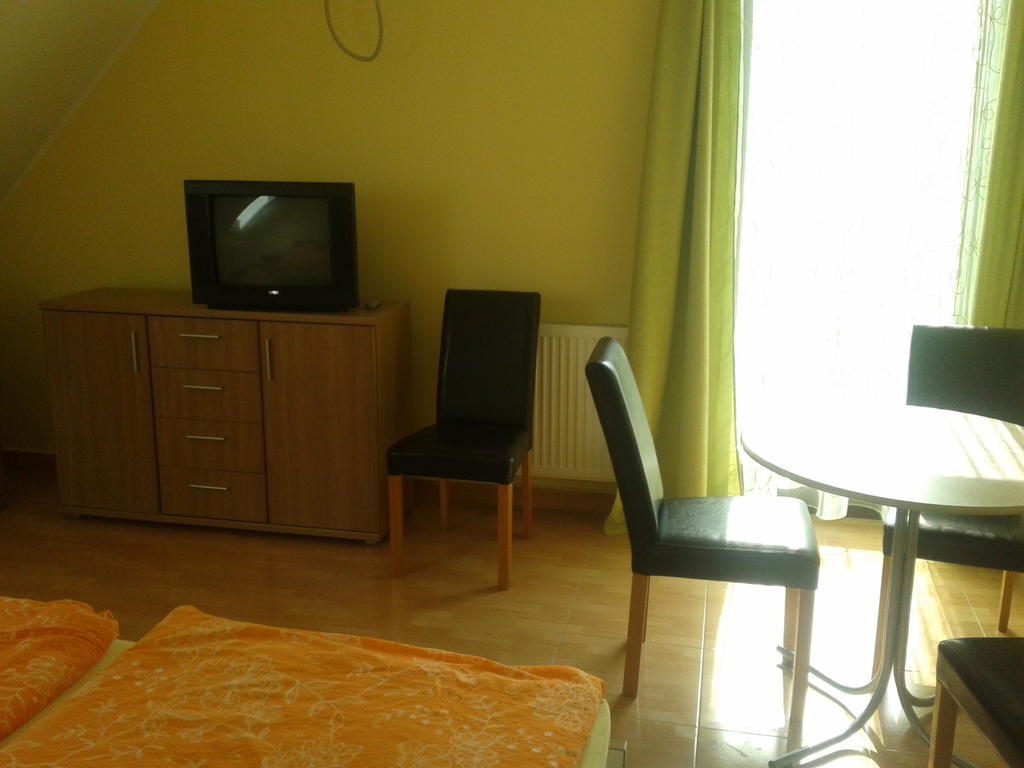 Határmenti Vendégház Zsira Habitación foto