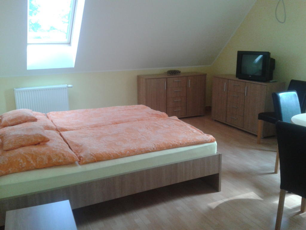 Határmenti Vendégház Zsira Habitación foto
